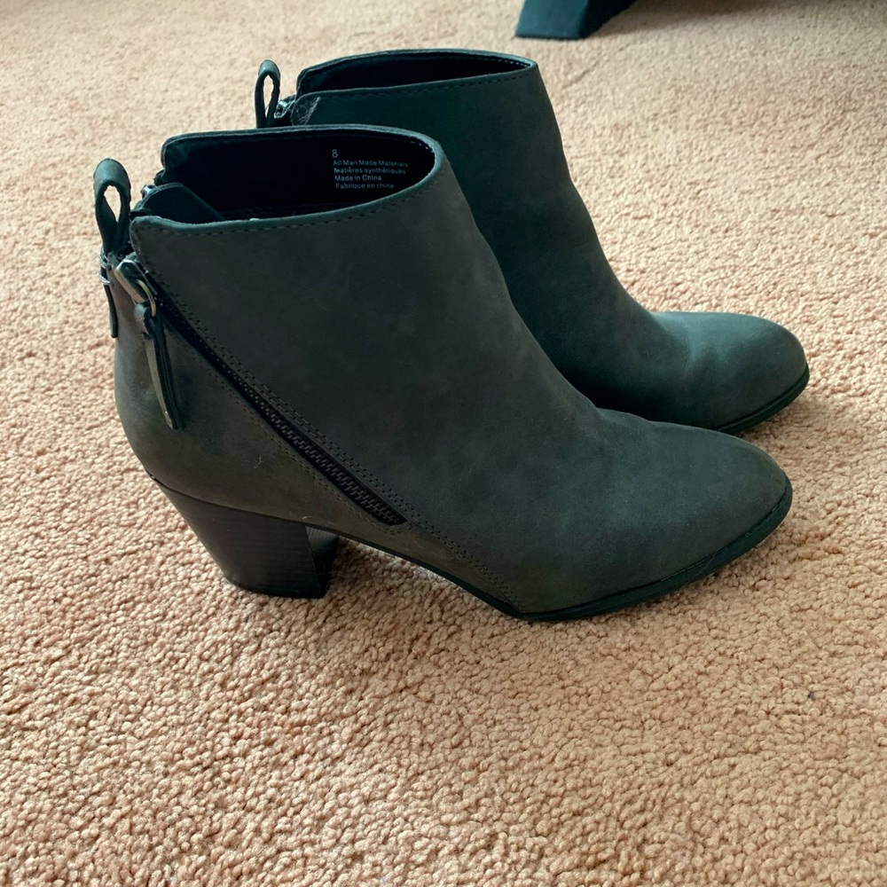 GOOD USED CONDITION GREY SZE 8 Express Booties